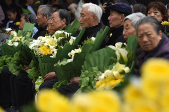 图为4月4日，南京大屠杀幸存者和遇难者遗属参加祭奠仪式。