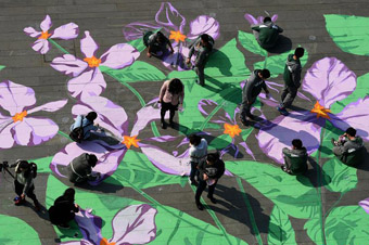 图为“紫金草手绘行动”在南京大屠杀遇难同胞纪念馆举行