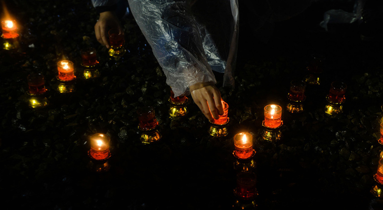 В память жертв Нанкинской резни в Китае зажгли тысячи свечей