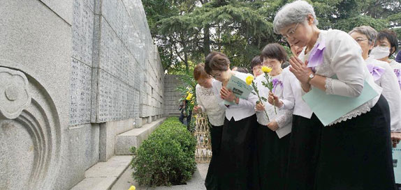 Families mourn Nanjing Massacre victims on Tomb Sweeping Day