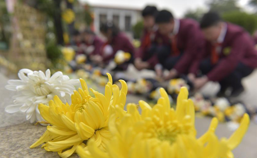 清明节前祭英烈