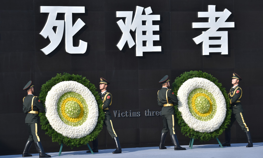 向南京大屠杀死难者敬献花圈