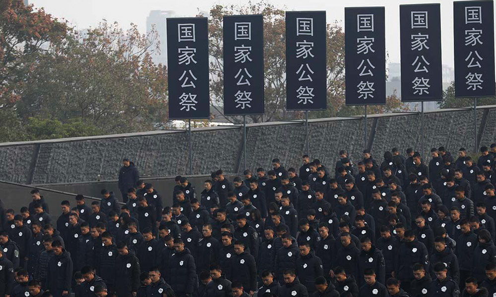 仪式现场拉响防空警报，向南京大屠杀死难者默哀