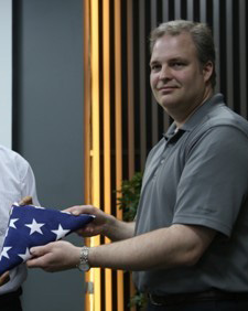 美国友人向南京大屠杀纪念馆捐赠二战时期美国国旗