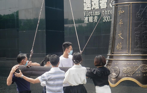 南京撞响和平大钟纪念抗战胜利76周年