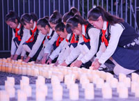 秉烛寄哀思、祈愿永和平 南京举行“烛光祭”
