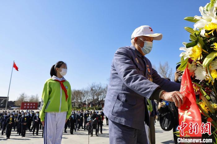 九旬抗战老战士祭奠英烈 抗战馆启动“清明节的铭记”