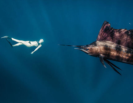 Фото: Женщина и большие рыбы