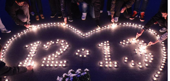 南京:蝋燭の光で南京大虐殺の犠牲者同胞を祭り