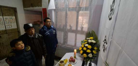 난징대학살 생존자, 집에서 희생한 친척과 동포의 제사 올려