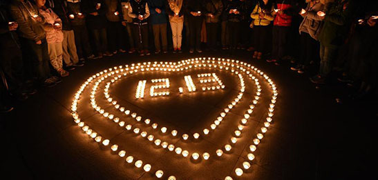 大学生はろうそくの光の祭りで南京大屠殺で犠牲した同胞を悼み