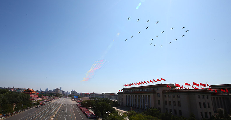 20架直升机在空中组成“70”字样通过天安门广场