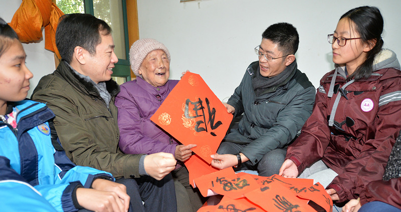 慰问南京大屠杀幸存者