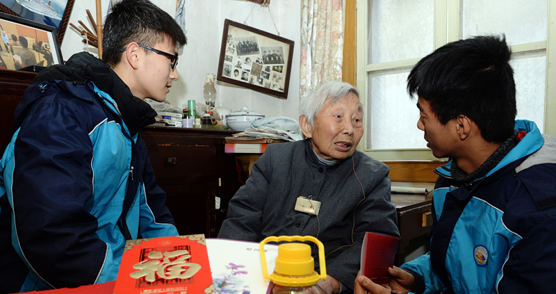 志愿者慰问南京大屠杀幸存者