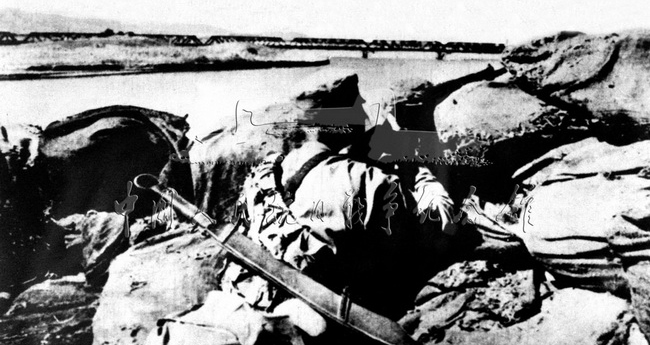 第29军士兵在卢沟桥上抗击日军的进攻