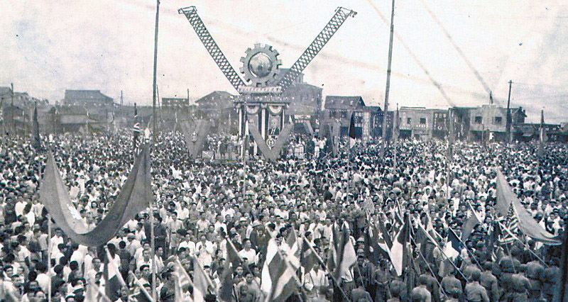 1945年9月3日，重庆民众狂欢庆祝抗战胜利