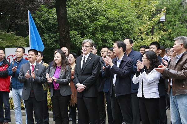 国际友人约翰·马吉雕像在南京揭幕