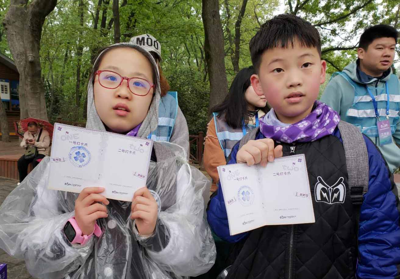 冒雨参加活动的小学生