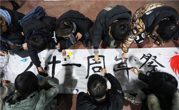 南京一高校学生手绘百余米画卷 缅怀沉痛历史守护和平