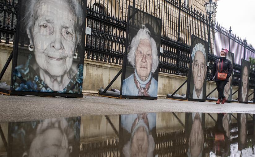 “我们不会遗忘”二战纳粹大屠杀幸存者肖像摄影展在维也纳街头展出