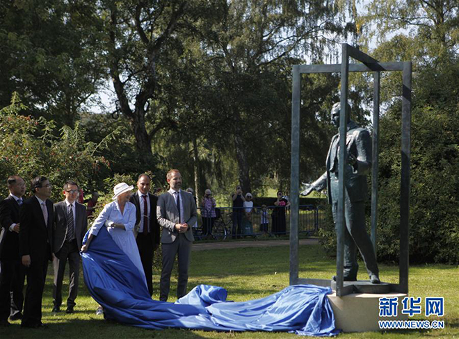丹麦女王为中国捐赠的辛德贝格雕像揭幕