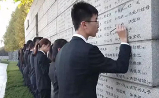 百名大学生志愿者为“哭墙”遇难者姓名描红