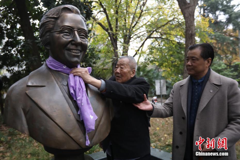 南京大屠杀幸存者葛道荣老人为魏特琳女士雕像系上围巾