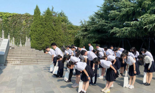 南外毕业生到江东门纪念馆上“行前一课”