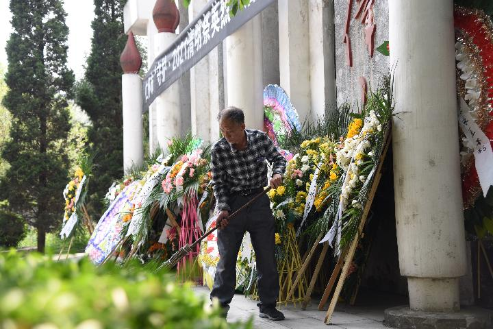 梨花风起正清明 家祭无忘告英烈