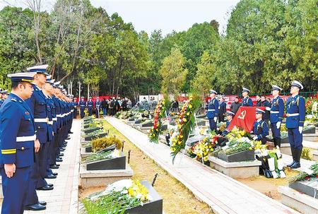 天地清明 以祭英魂——社会各界在兰州市烈士陵园祭扫英烈侧记